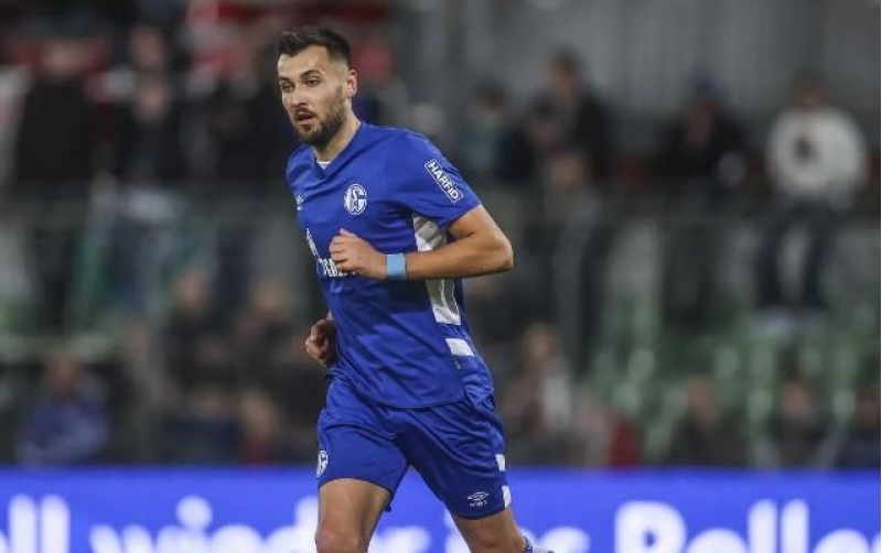 futbolchumuz-shalkenin-esas-komandasinda-debut-etdi