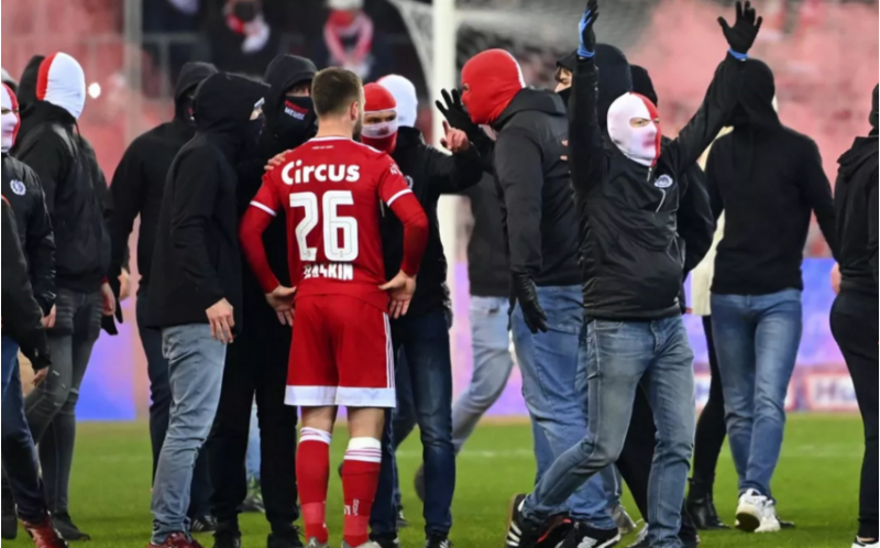 belchika-chempionatinin-oyunu-azarkeshlere-gore-vaxtindan-evvel-basha-chatib