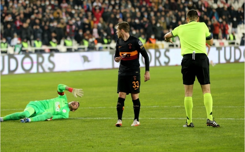 qalatasaray-shokda-muslera-movsumu-bitirdi