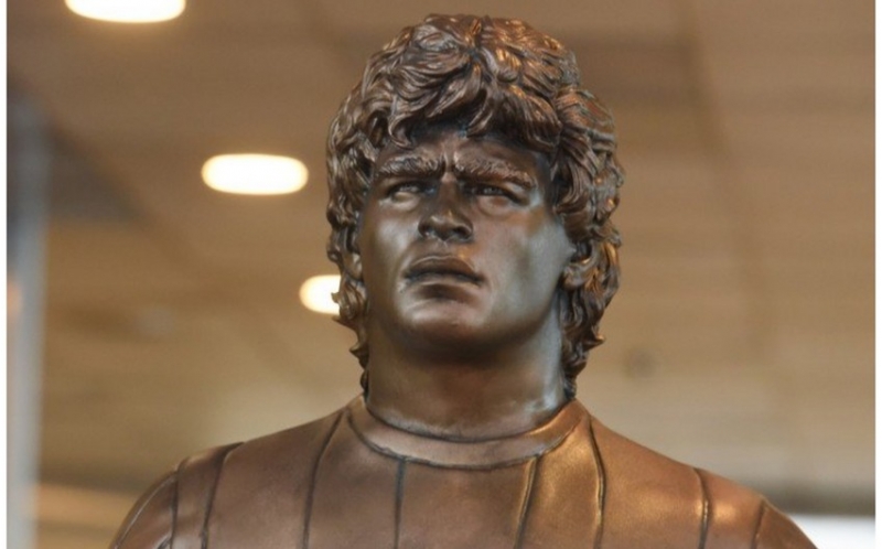 hava-limaninda-maradonanin-heykeli-ucaldilib