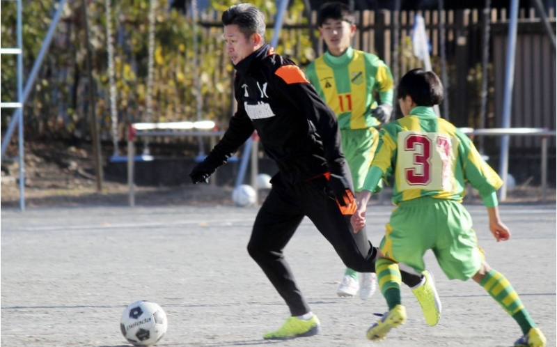 dunyanin-en-yashli-futbolchusu-yeni-muqavile-imzalayib