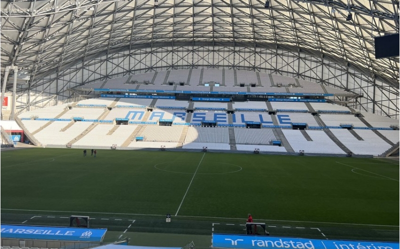 qarabagin-meshqchisi-marselin-oyununu-stadiondan-izleyib