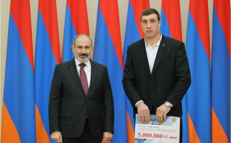 ermenistanda-en-yaxshi-idmanchilara-odenilen-mukafatin-bir-hissesi-kesilib