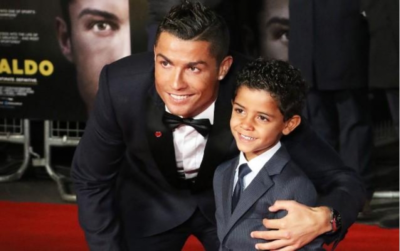 ronaldo-oglum-ona-ne-vax-telefon-alacagimi-sorushur