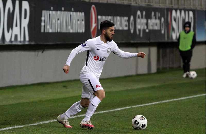 azer-eliyev-neftchi-resmilerine-hirslenib