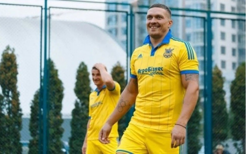 meshhur-bokschu-futbolchu-karyerasina-bashladi