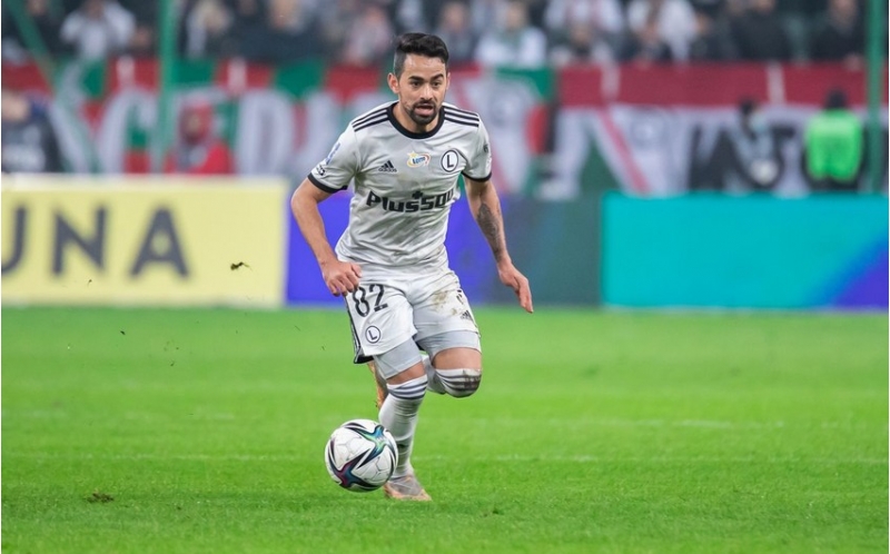 mahir-emreli-ile-birlikde-doyulmush-futbolchu-absh-klubuna-kechib