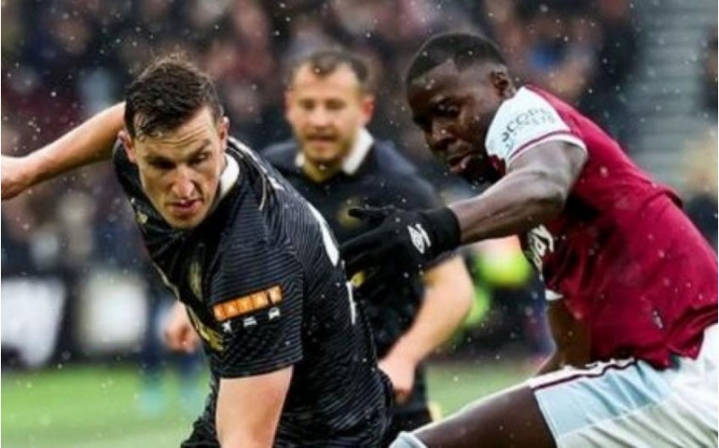 nyukaslin-hucumchusu-pishiyi-tepikleyen-futbolchunu-ele-salib