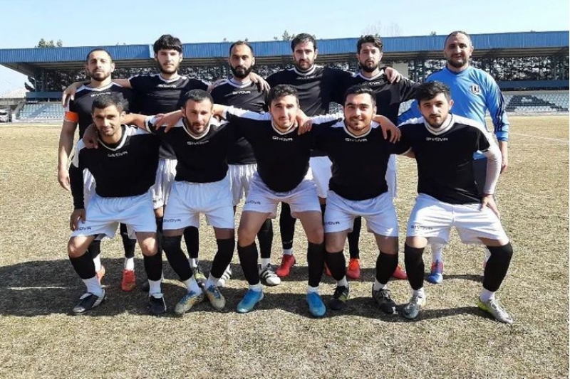yevlax-yene-futbolsuz-qalir-karvan-dagilir