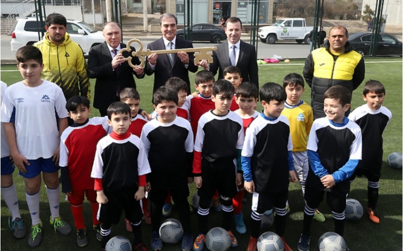 gencede-suni-ortuklu-meydancha-temir-olunub
