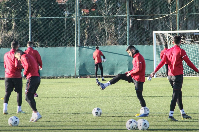 qebelenin-futbolchulari-siraya-donduler