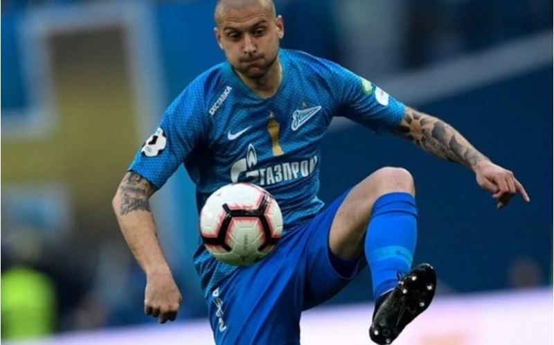 ukraynali-taninmish-futbolchu-zenitden-ayrilib