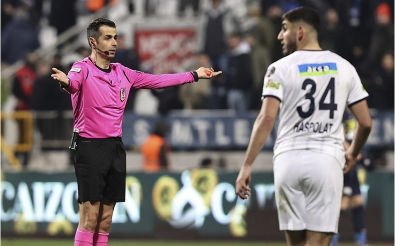 turkiyenin-meshhur-futbol-hakimi-karyerasini-bitirib