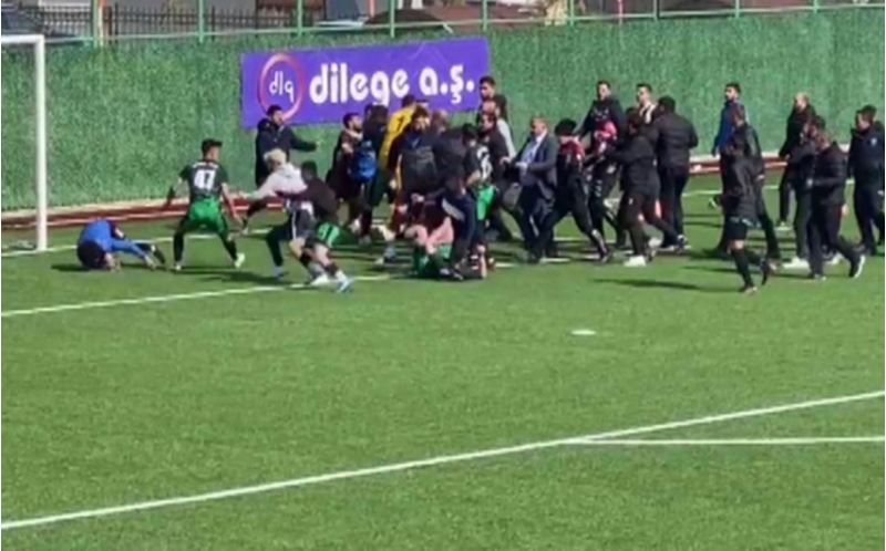 turkiye-liqasinin-oyununda-dava-dushub-16-futbolchu-qirmizi-vereqe-alib