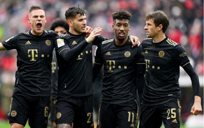 bavariya-12-futbolchu-ile-oynadi