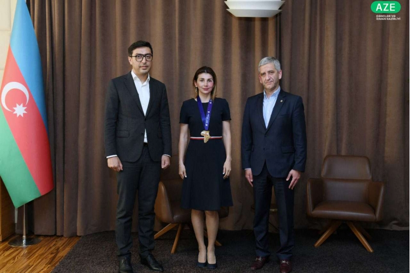 ferid-qayibov-azerbaycanin-demir-qadini-ile-gorushdu