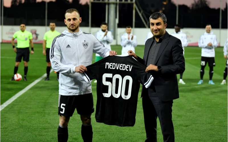 qarabag-kapitanina-yubiley-hediyyesi-verib