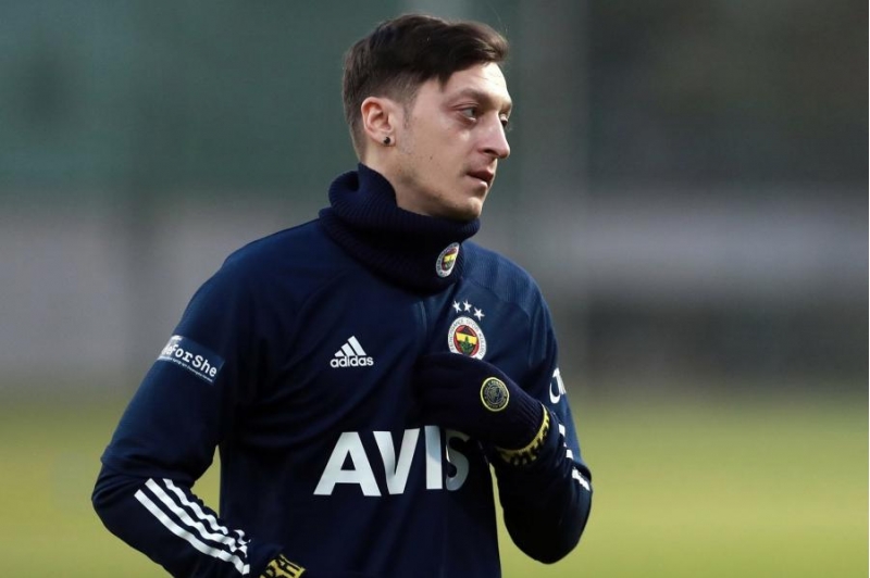mesut-ozil-qizil-topu-benzemaya-verin