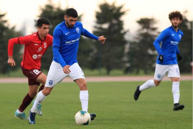 azerbaycanli-futbolchular-darmadagina-uzulduler