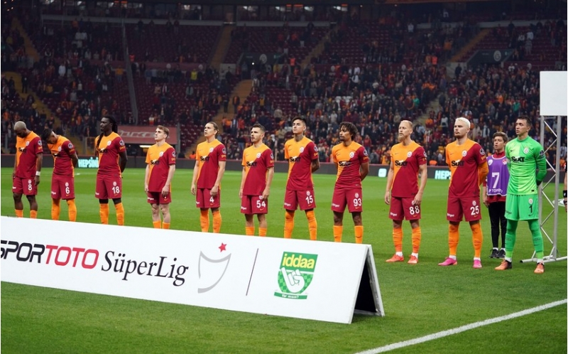 qalatasaray-6-futbolchu-ile-vidalashir