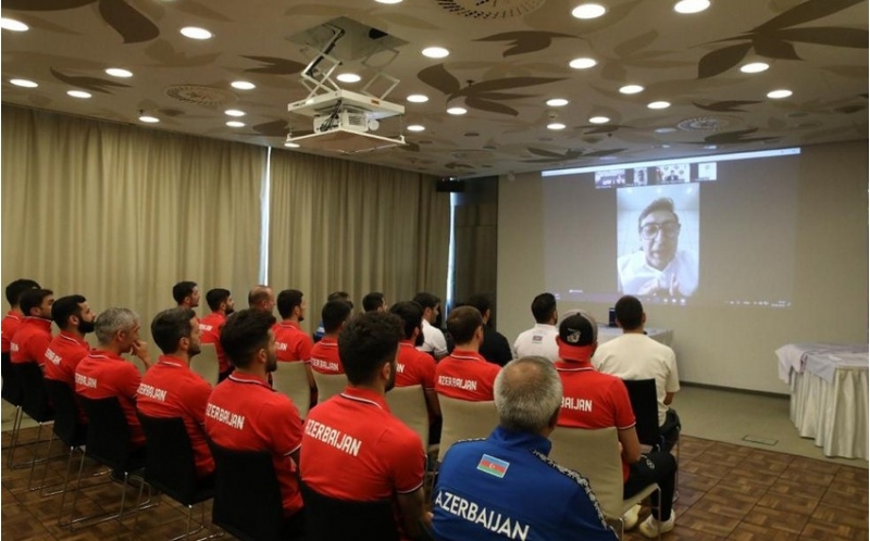 gencler-ve-idman-naziri-ve-zirenin-fexri-prezidenti-mini-futbol-uzre-milli-komandanin-uzvleri-ile-gorushub