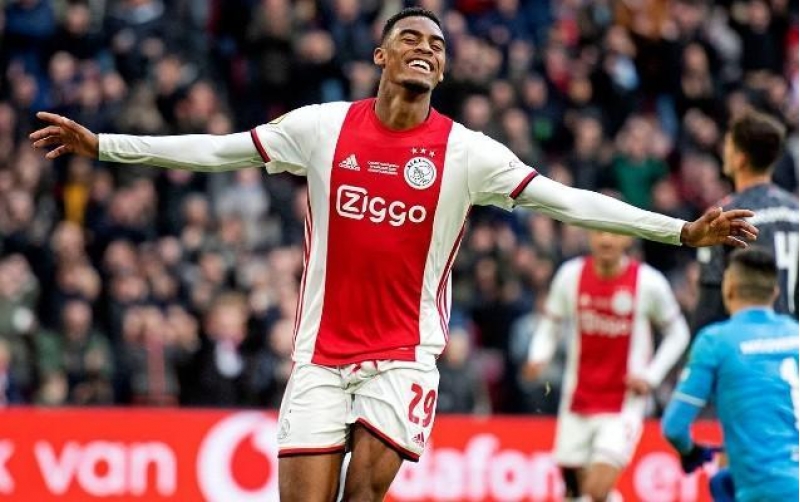 ayaksin-daha-bir-futbolchusu-bavariyada-resmi