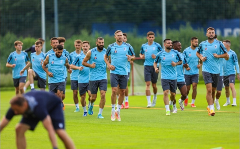 polsha-klubu-qarabagla-oyunlara-33-futbolchu-ile-hazirlashir
