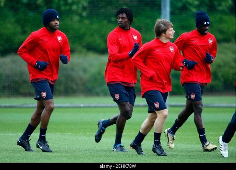 adebayor-arshavin-fasilede-pornoqrafik-videolara-baxirdi