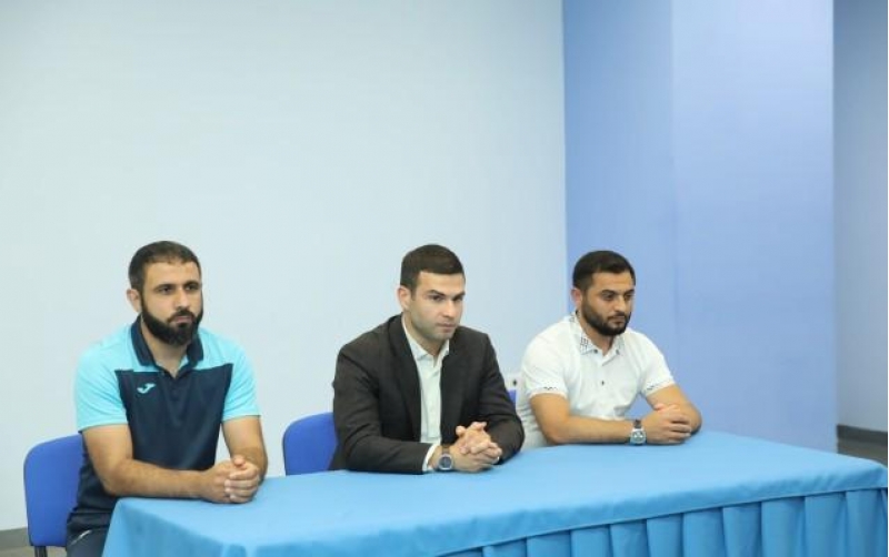 orxan-memmedov-zireli-futbolchularla-gorushdu