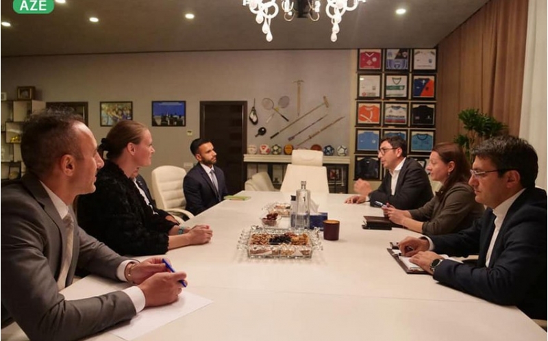 ferid-qayibov-absh-in-meshhur-mutexessislerini-qebul-edib