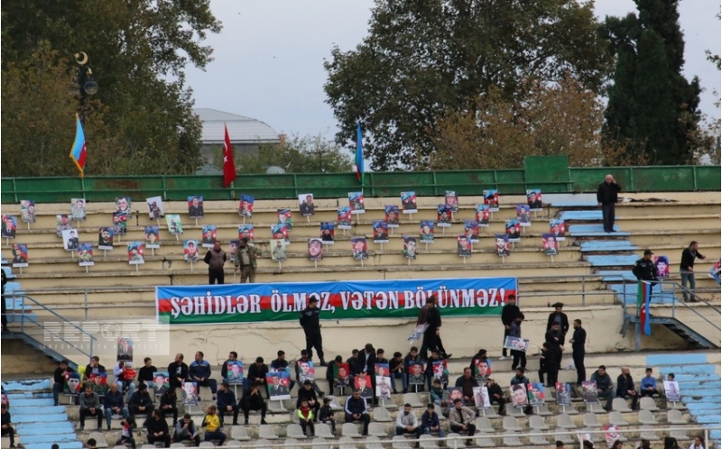 gence-stadionunda-qururlu-goruntu