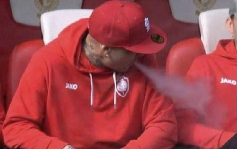 ulduz-futbolchu-siqaret-chekdi-cezalandirildi