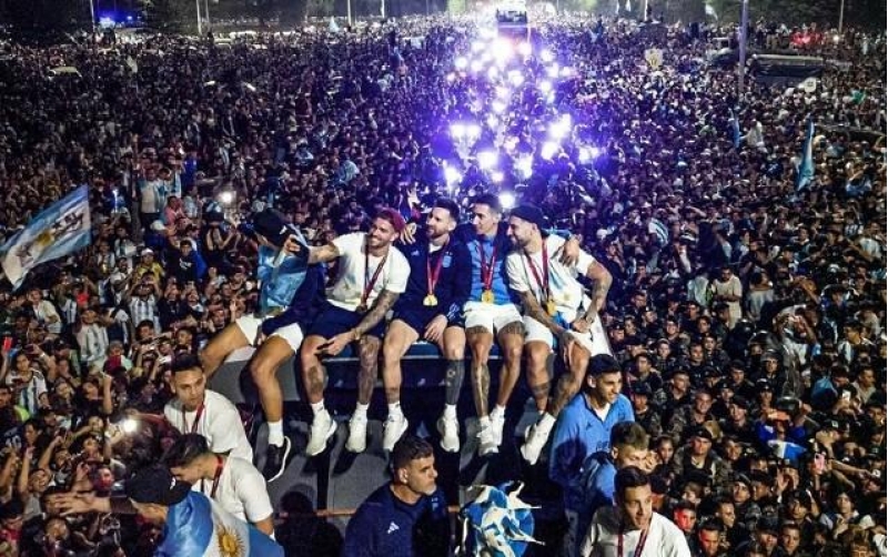 argentina-millisinin-futbolchulari-paradi-helikopterle-terk-etdiler
