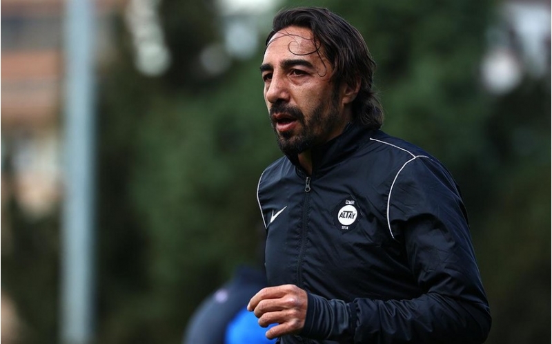 42-yashli-futbolchu-komandada-qalir