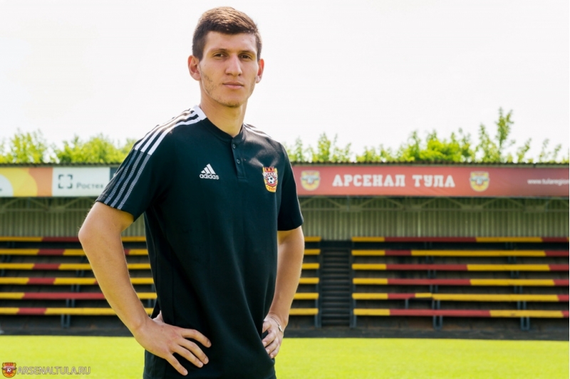 arsenalin-futbolchusu-sumqayitda