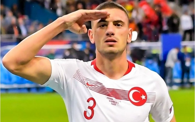 turkiyeli-futbolchu-zelzele-qurbanlarina-gore-ronaldunun-formasini-herraca-chixarib