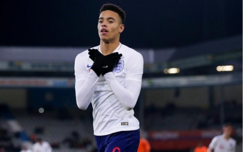 qalmaqalli-futbolchu-ozunu-dogrultmaqdadir