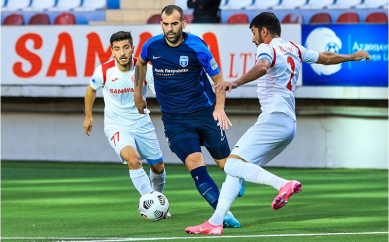 azerbaycanda-oynamish-taninmish-hucumchu-karyerasini-basha-vurub