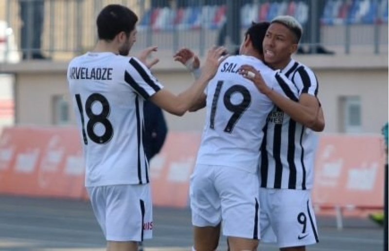 fenerbagcha-neftchinin-kechmish-futbolchusunu-isteyir-