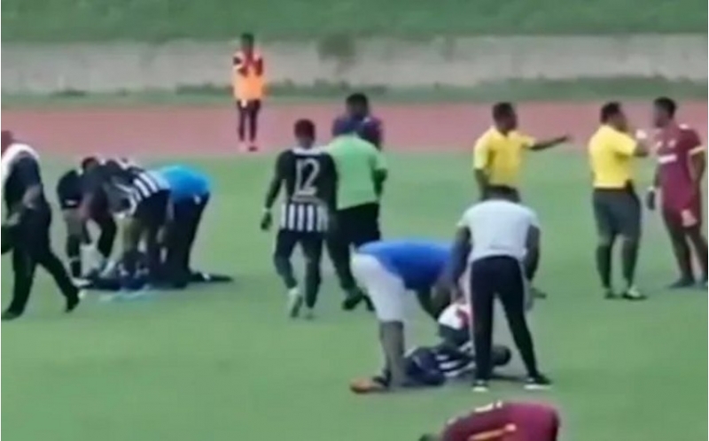 keniyada-iki-futbolchunu-ildirim-vuraraq-oldurub