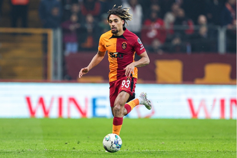 aston-villa-resmileri-qalatasaray-futbolchusu-uchun-istanbula-geldi