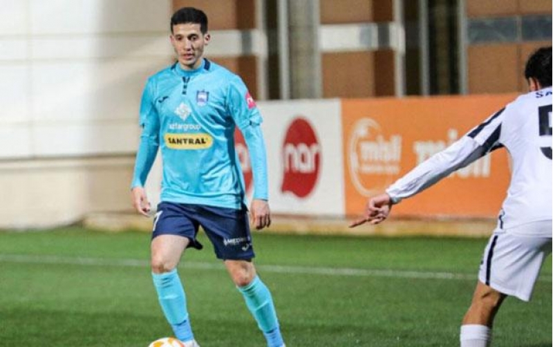 zirenin-futbolchusu-uchun-movsum-basha-chatdi