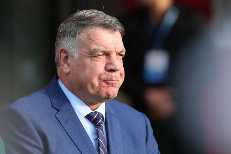 millinin-sabiq-bash-meshqchisi-komeye-chagrilir