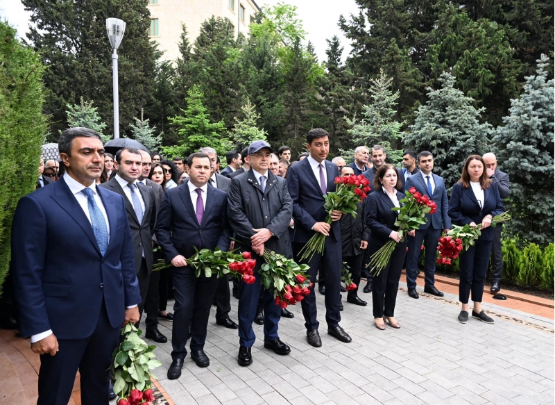 idman-ictimaiyyeti-heyder-eliyevin-mezarini-ziyaret-edib