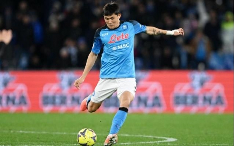 kim-min-ce-manchester-yunaytede-keche-biler