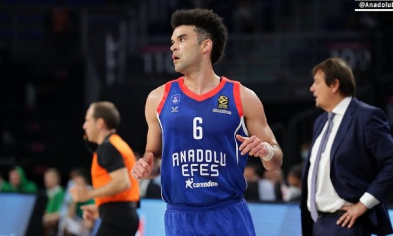 anadolu-efes-ulduz-basketbolchusunu-komandada-saxladi