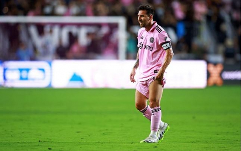 messi-bekhemin-qarshisinda-qolu-bele-qeyd-etdi