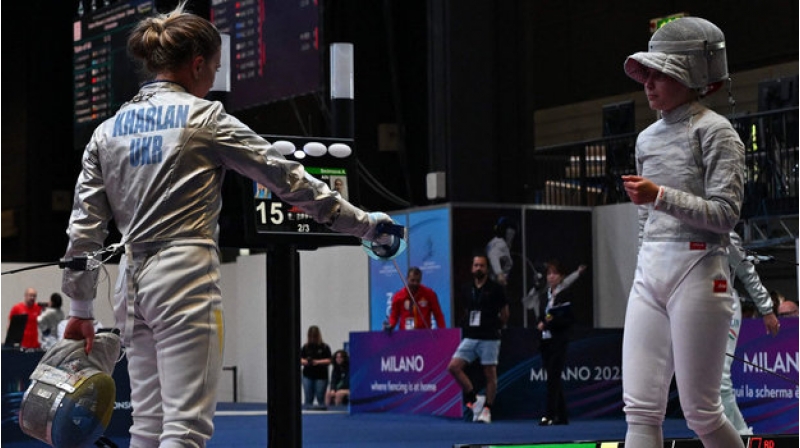 shaxtyor-rusiyali-qadinla-el-sixmayan-ve-qadaga-alan-ukraynali-qilincoynadani-destekledi