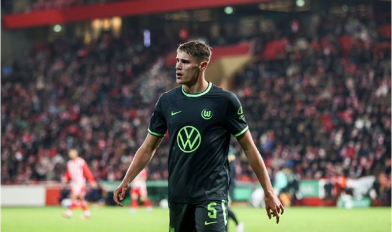 45-milyon-avroluq-mudafiechi-tottenhemde