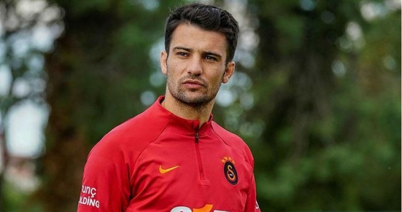 qalatasarayda-daha-iki-ayrliq